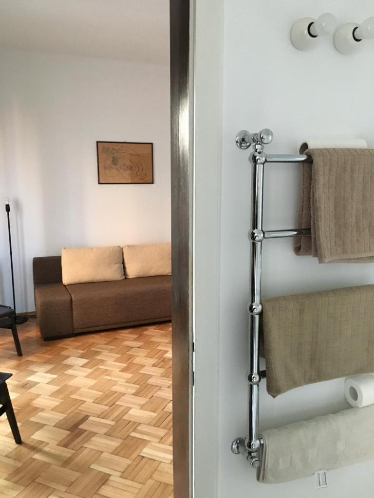 Central Studio Across From Intercontinental Bukarest Kültér fotó